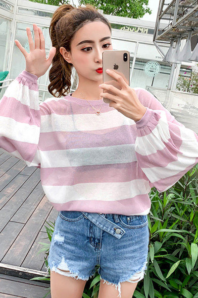 Svītraina sieviešu blūze ar apaļu kakla izgriezumu un platām piedurknēm