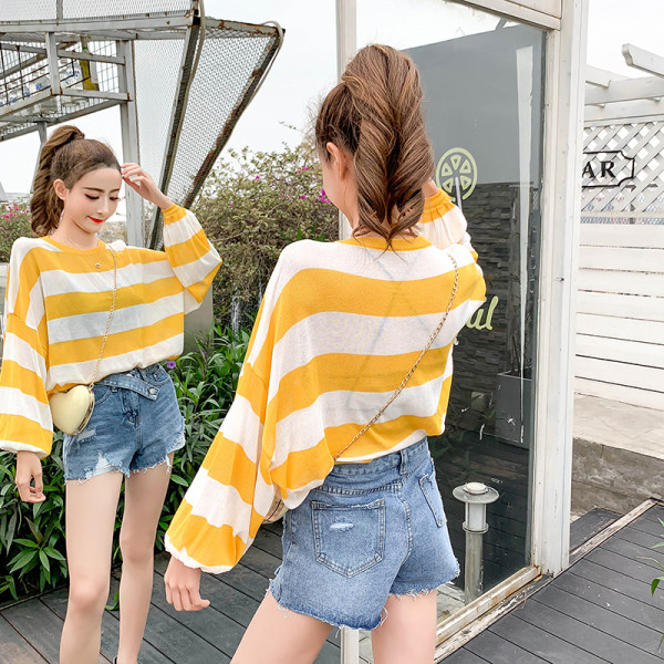 Svītraina sieviešu blūze ar apaļu kakla izgriezumu un platām piedurknēm