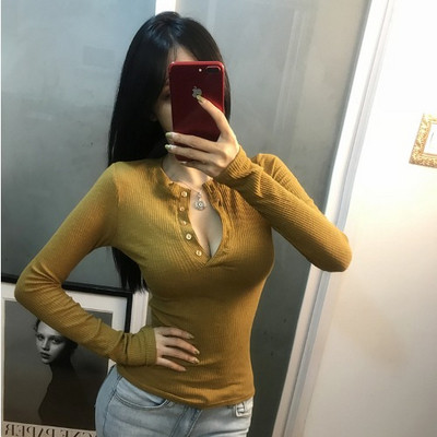 Γυναικεία μπλούζα στενή εφαρμογή με βαθύ ντεκολτέ και κουμπιά