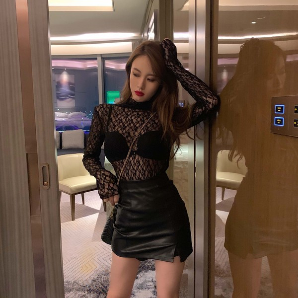 Liibuv naiste pitspluus kõrge kraega