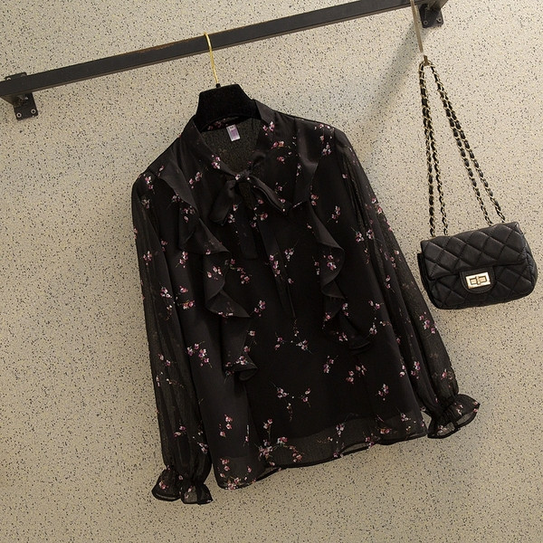 Įprasti moteriški marškiniai su gėlių motyvais ir lotoso rankovėmis