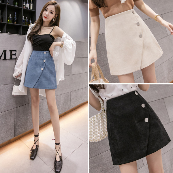 Κοντή γυναικεία φούστα με κουμπιά και ψηλή μέση