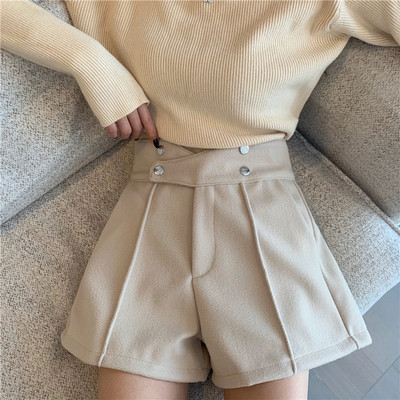 Sieviešu šorti ar augstu vidukli un metāla elementiem