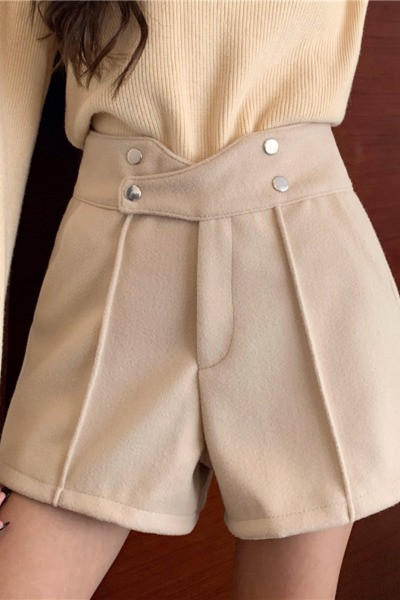 Sieviešu šorti ar augstu vidukli un metāla elementiem