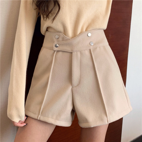 Sieviešu šorti ar augstu vidukli un metāla elementiem