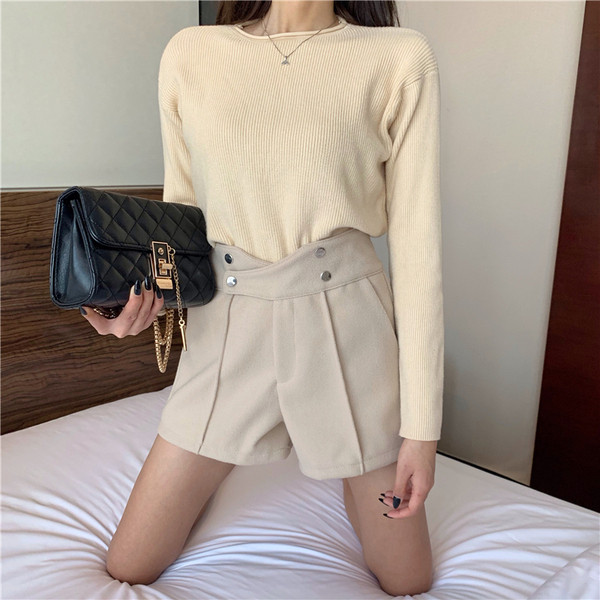 Sieviešu šorti ar augstu vidukli un metāla elementiem