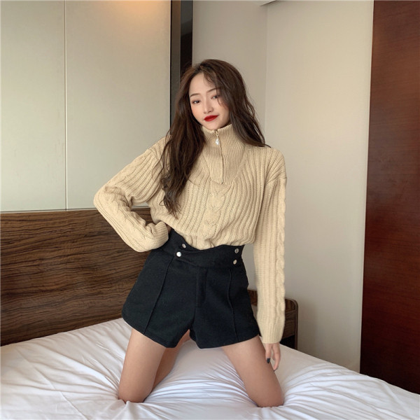 Sieviešu šorti ar augstu vidukli un metāla elementiem