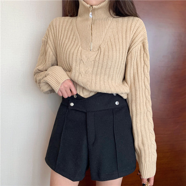 Sieviešu šorti ar augstu vidukli un metāla elementiem