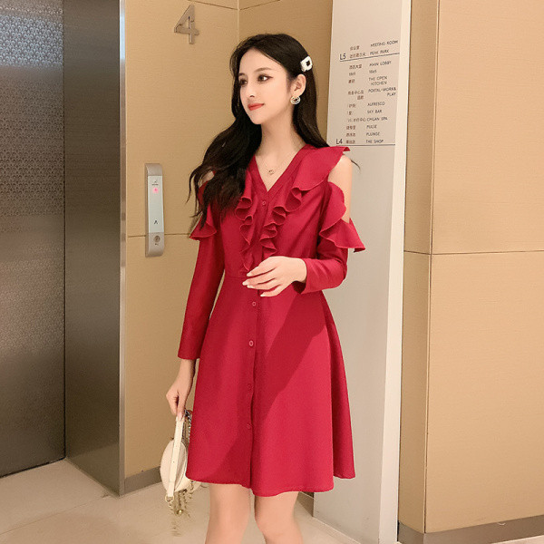 Κομψό γυναικείο φόρεμα με γυμνά ώμοι και κουμπιά