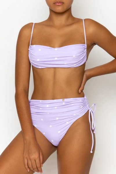 Modernus maudymosi kostiumėlis su taškeliais ir kaklaraiščiais apačioje