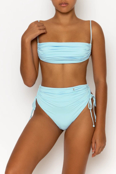 Modernus maudymosi kostiumėlis su taškeliais ir kaklaraiščiais apačioje