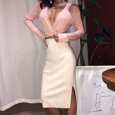 Μια σύγχρονη γυναικεία πλεκτή φούστα με υψηλή μέση και σχισμή