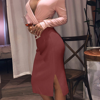 Μια σύγχρονη γυναικεία πλεκτή φούστα με υψηλή μέση και σχισμή