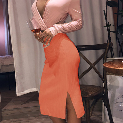 Μια σύγχρονη γυναικεία πλεκτή φούστα με υψηλή μέση και σχισμή