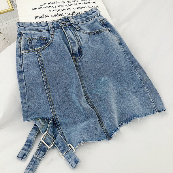 Modernus moteriškas sijonas aukštu juosmeniu ir sagtimis