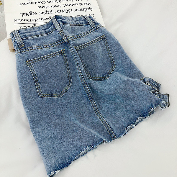 Modernus moteriškas sijonas aukštu juosmeniu ir sagtimis