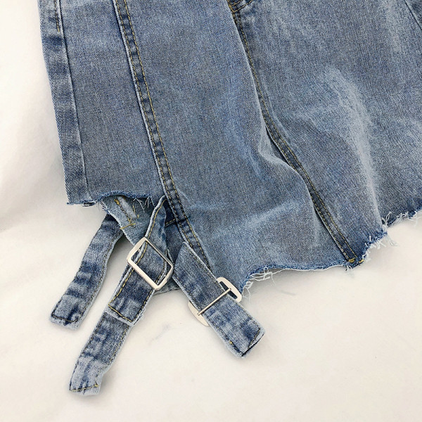 Modernus moteriškas sijonas aukštu juosmeniu ir sagtimis