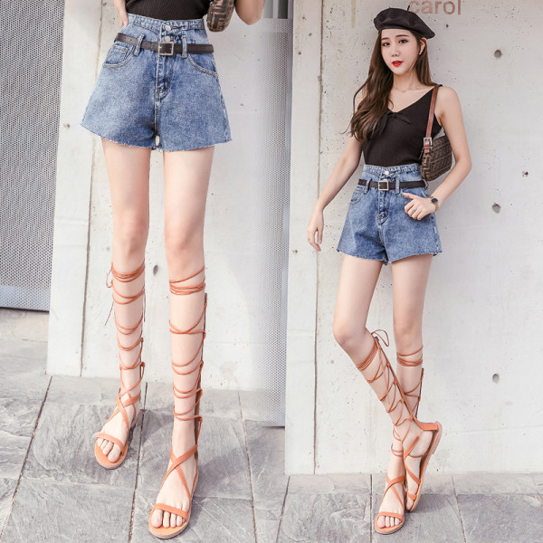 Jauns sieviešu šortu modelis ar jostu un augstu vidukli