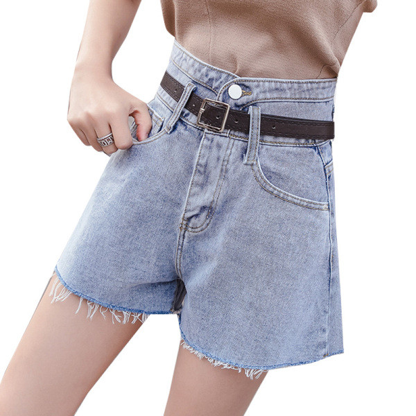 Jauns sieviešu šortu modelis ar jostu un augstu vidukli