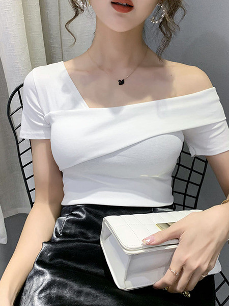 Laisva moteriška palaidinė trumpomis rankovėmis ir apnuogintais pečiais