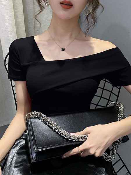 Laisva moteriška palaidinė trumpomis rankovėmis ir apnuogintais pečiais