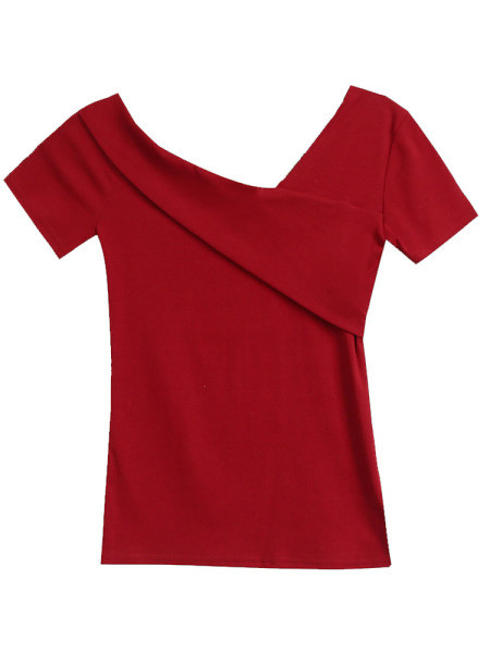 Laisva moteriška palaidinė trumpomis rankovėmis ir apnuogintais pečiais