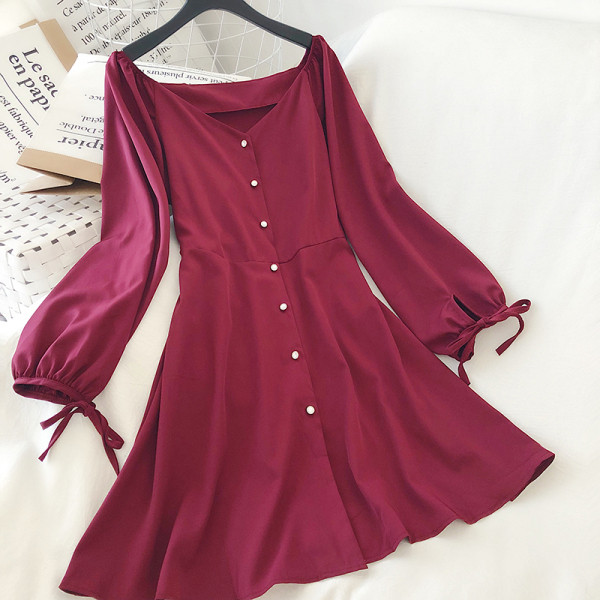 Ikdienas sieviešu kleita ar pogām un špica kakla izgriezumu