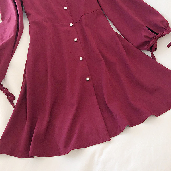 Ikdienas sieviešu kleita ar pogām un špica kakla izgriezumu