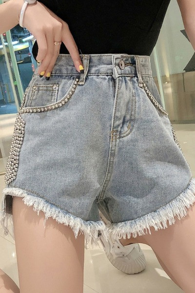 Model nou de blugi scurti de dama cu franjuri si decor metalic