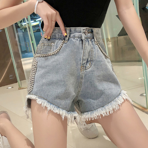 Model nou de blugi scurti de dama cu franjuri si decor metalic