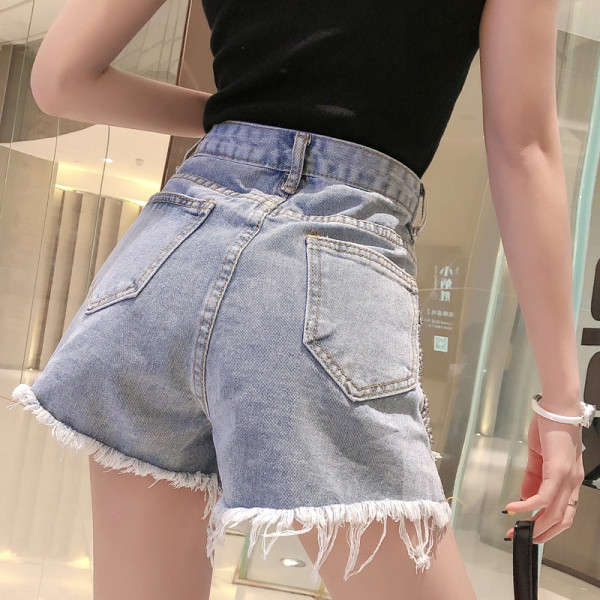 Model nou de blugi scurti de dama cu franjuri si decor metalic