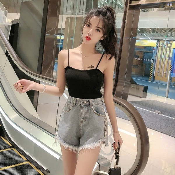 Model nou de blugi scurti de dama cu franjuri si decor metalic