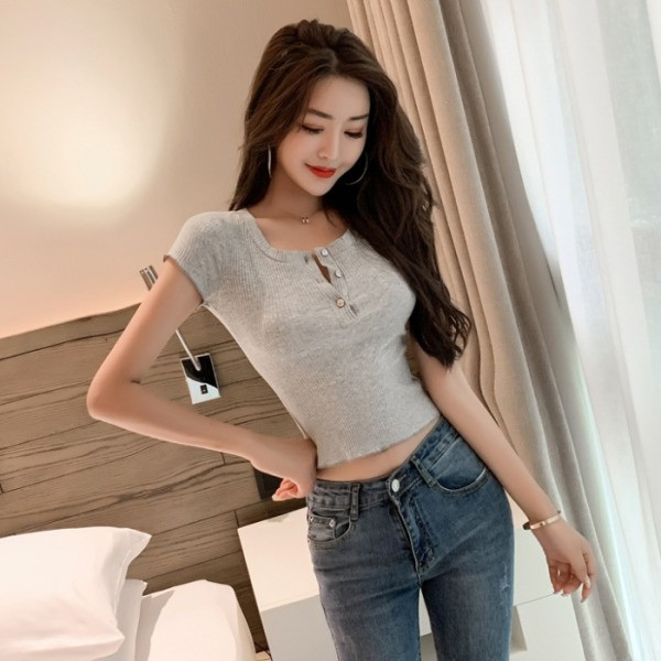 Īsa pieguļoša blūze ar īsām piedurknēm un dziļu kakla izgriezumu ar pogām