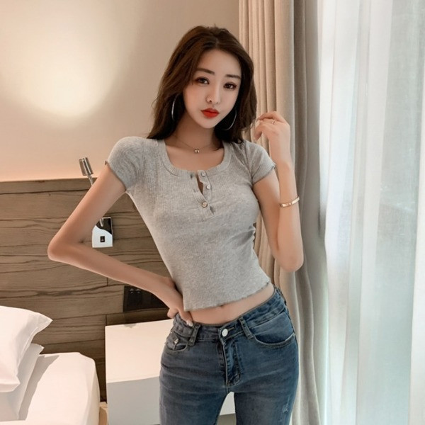 Īsa pieguļoša blūze ar īsām piedurknēm un dziļu kakla izgriezumu ar pogām