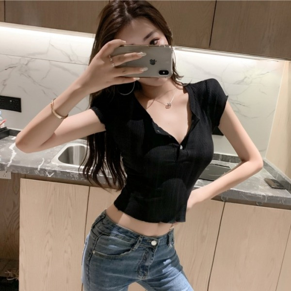 Īsa pieguļoša blūze ar īsām piedurknēm un dziļu kakla izgriezumu ar pogām