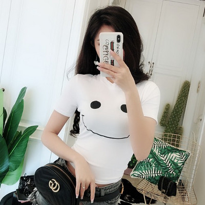 Naujo modelio trumpai prigludusi palaidinė trumpomis rankovėmis ir aplikacijomis