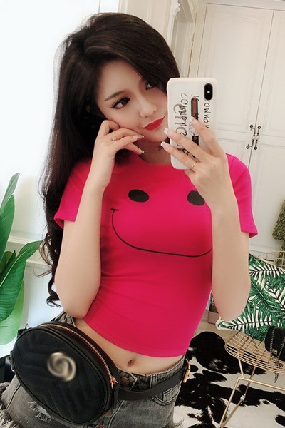 Naujo modelio trumpai prigludusi palaidinė trumpomis rankovėmis ir aplikacijomis