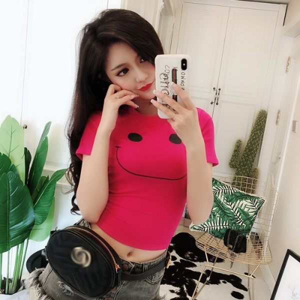 Naujo modelio trumpai prigludusi palaidinė trumpomis rankovėmis ir aplikacijomis