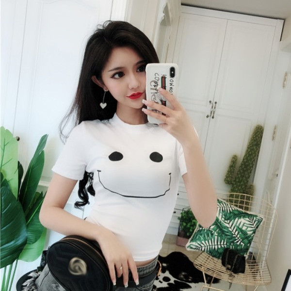 Naujo modelio trumpai prigludusi palaidinė trumpomis rankovėmis ir aplikacijomis