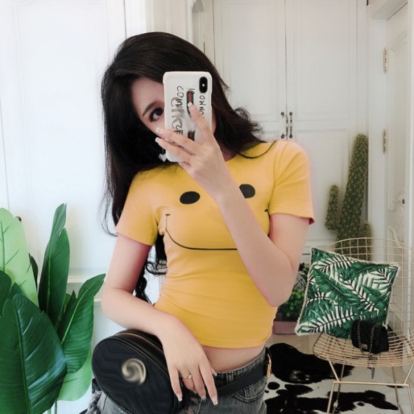 Naujo modelio trumpai prigludusi palaidinė trumpomis rankovėmis ir aplikacijomis