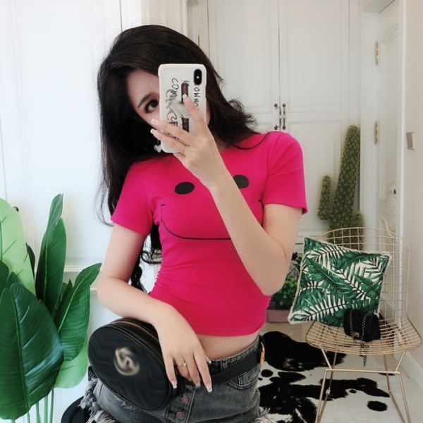 Naujo modelio trumpai prigludusi palaidinė trumpomis rankovėmis ir aplikacijomis