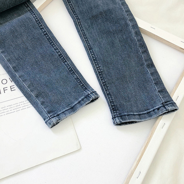 Pieguļoši sieviešu džinsi ar augstu vidukli un kabatu