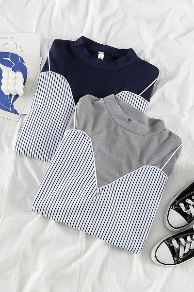 Svītraina sieviešu blūze ar ovālu kakla izgriezumu un garām piedurknēm