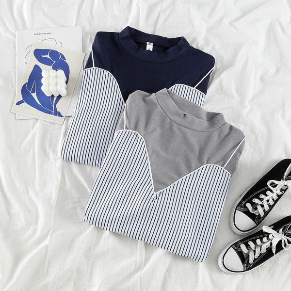 Svītraina sieviešu blūze ar ovālu kakla izgriezumu un garām piedurknēm