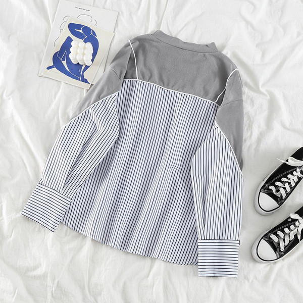 Svītraina sieviešu blūze ar ovālu kakla izgriezumu un garām piedurknēm