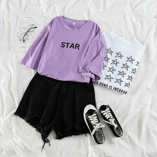 Női alkalmi póló ovális nyakkivágással, rövid ujjakkal és feliratokkal