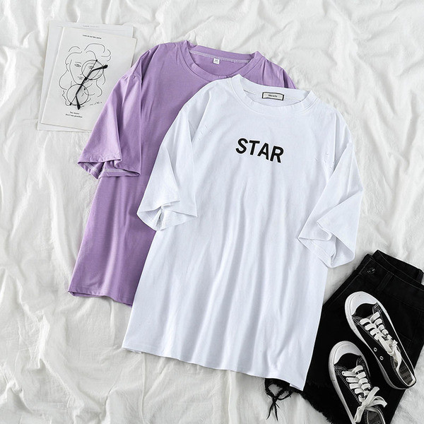 Női alkalmi póló ovális nyakkivágással, rövid ujjakkal és feliratokkal