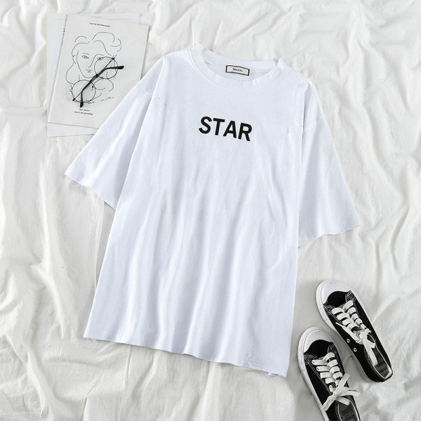 Női alkalmi póló ovális nyakkivágással, rövid ujjakkal és feliratokkal