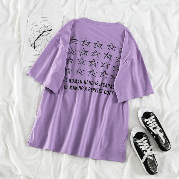 Női alkalmi póló ovális nyakkivágással, rövid ujjakkal és feliratokkal