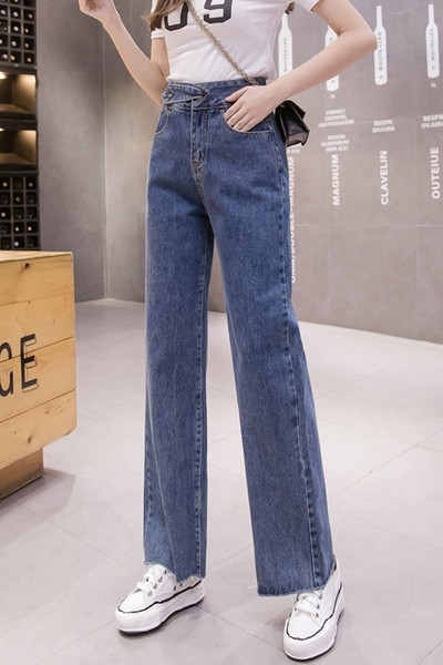 Modernūs moteriški džinsai aukštu juosmeniu ir mėlynos spalvos kišenėmis